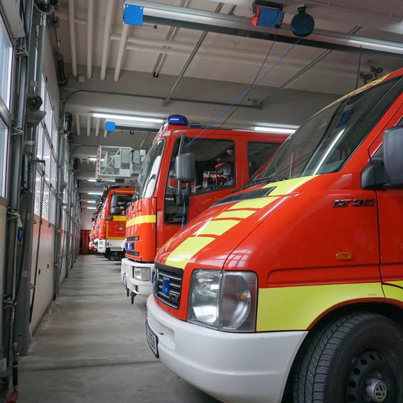 Fahrzeughalle vorne